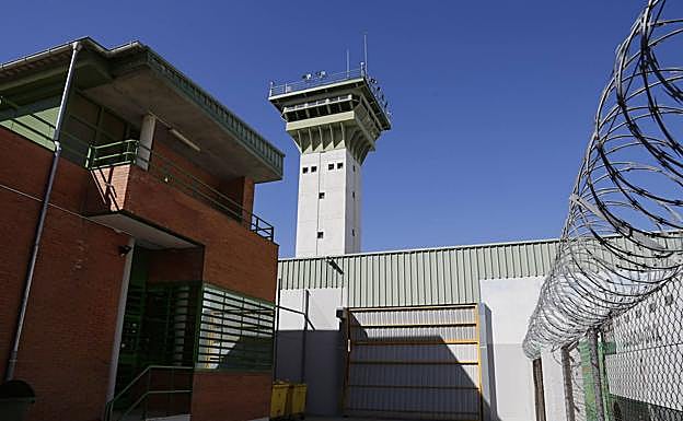 Un preso de Dueñas que rezaba durante la hora de la cena causa destrozos al ser reprendido