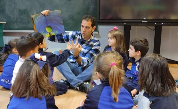 Rodrigo cuenta un cuento a sus alumnos. 