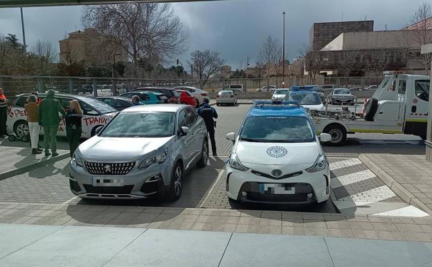 Vehículo policial y grúa instantes antes de retirar el coche al depósito municipal.