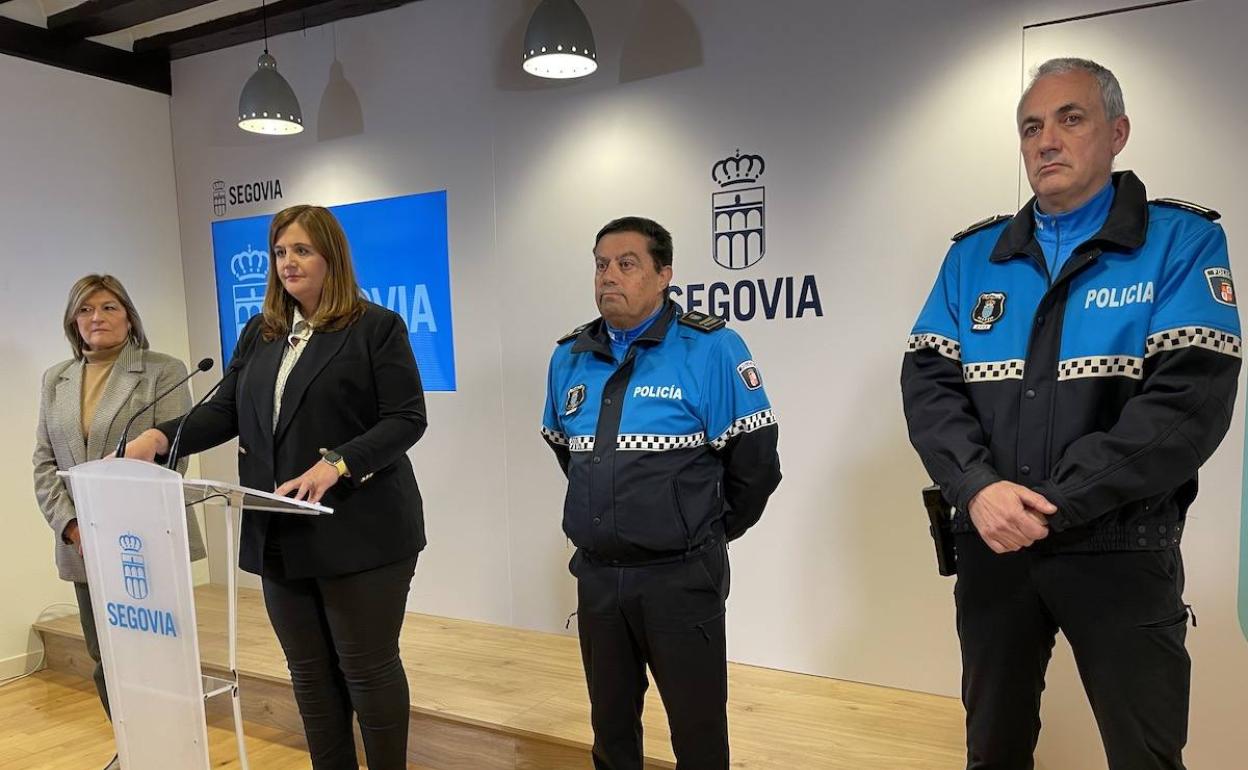 Comparecencia de la alcaldesa de Segovia, Clara Martín, junto a la concejala de Seguridad y a los mandos de la Policía Local.