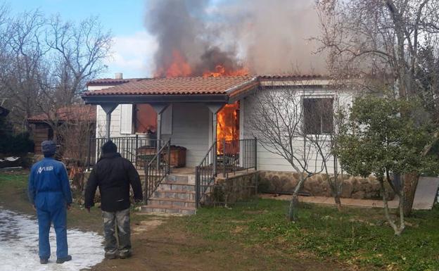 Un incendio arrasa una casa en Gallegos: «Oía perfectamente cómo ardía el techo»