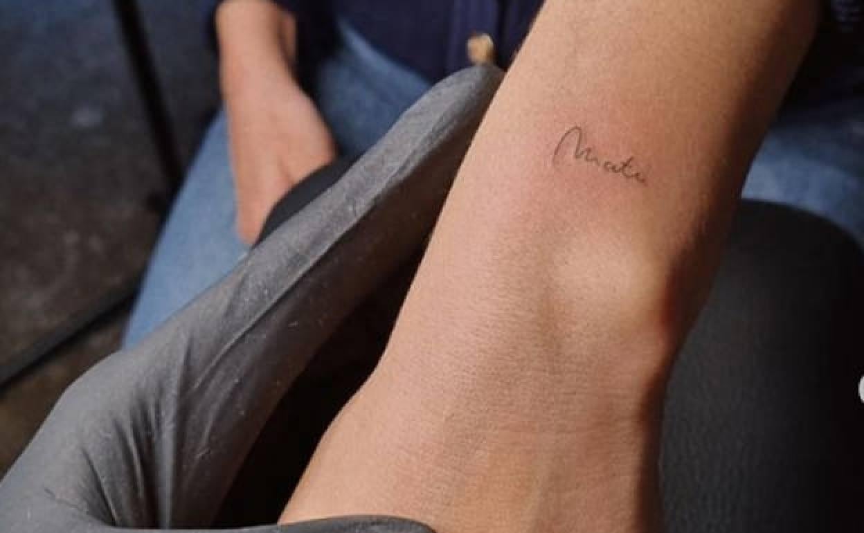 Marta Pombo se ha tatuado el nombre de su hija 'Mati', en uno de sus brazos.
