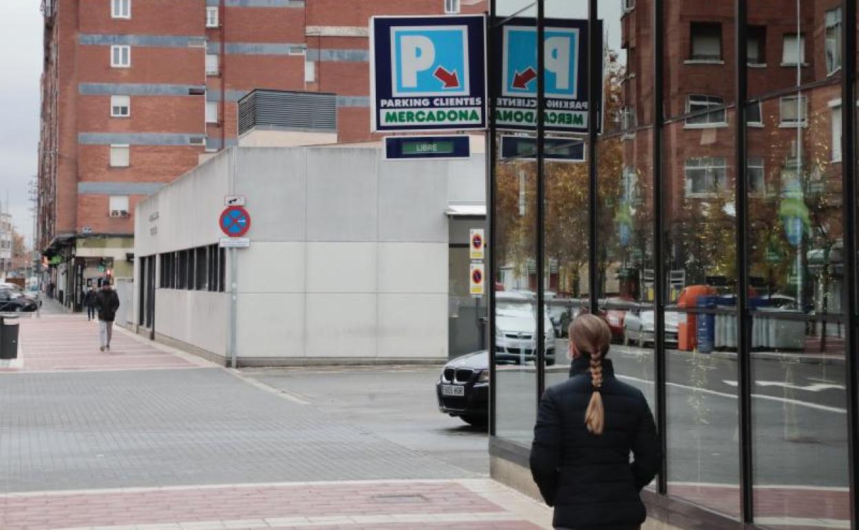 Mercadona de la calle Arca Real, situado a continuación del centro de mayores de Delicias. 