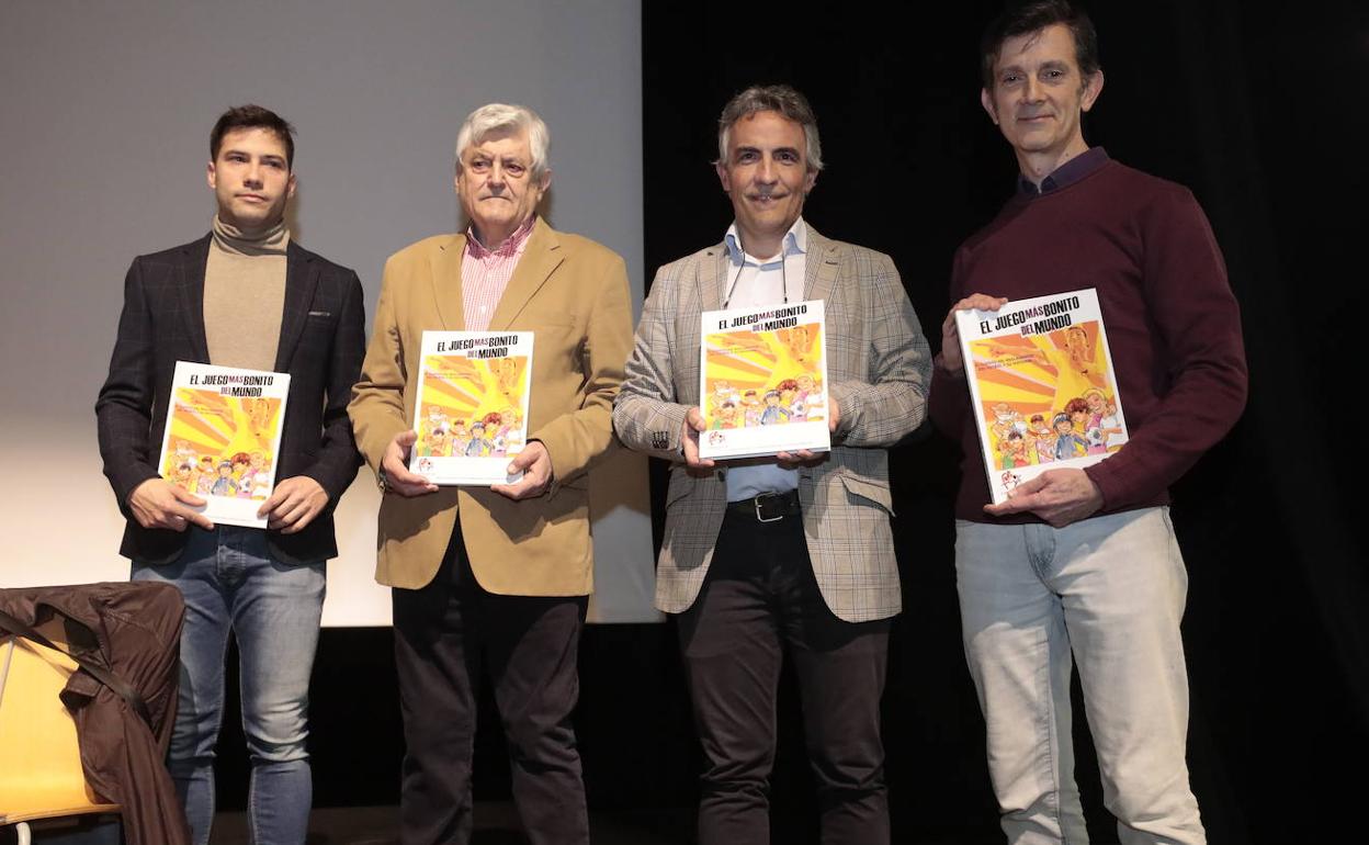 Oliver de la Fuente, José Luis Chacel, Santiago Hidalgo y Santiago Bellido posan con el cómic.