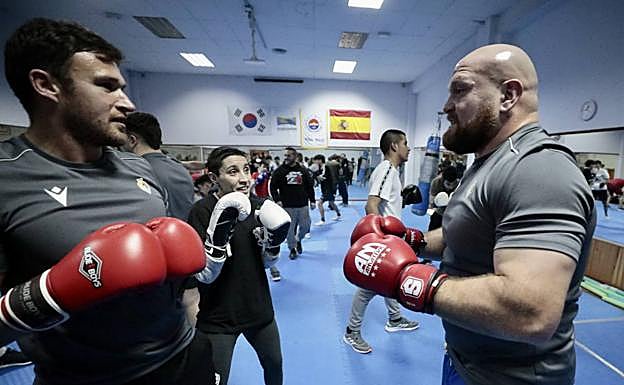 Martin Du Toit y Andrés Alvarado reciben las explicaciones de Isa Rivero. 