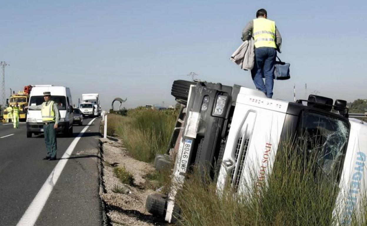 Un accidente por el 'efecto mirón' en la A-7. 