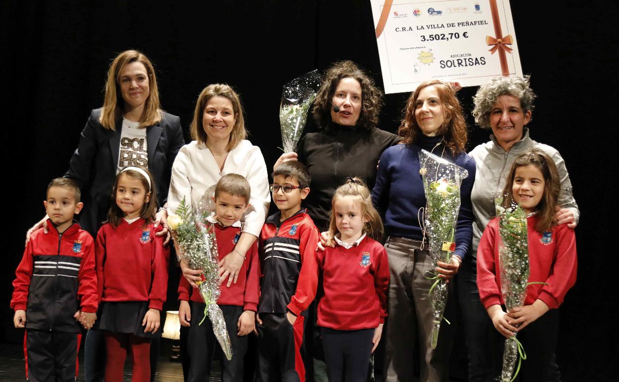 Almudena Núñez, Laura Morchón, Alicia Sanz, Olga Martínez, Patricia Mantecón y alumnos del CRA La Villa de Peñafiel. 