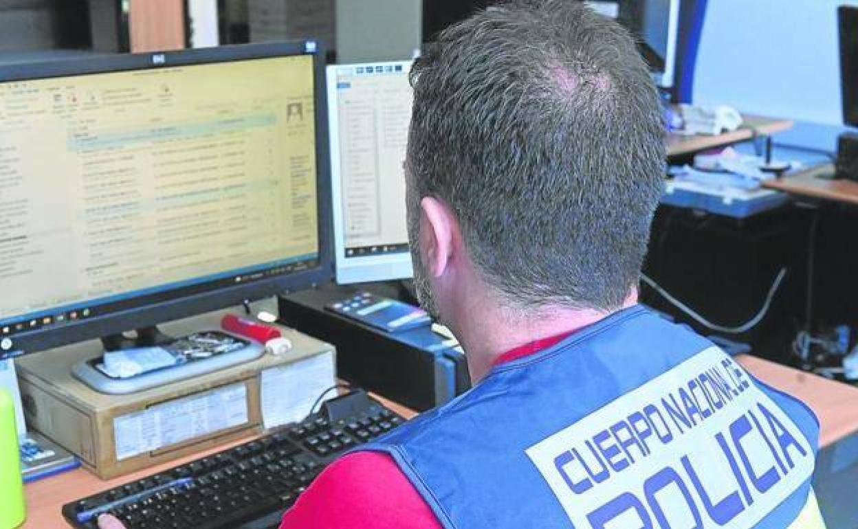 Un agente experto de la Unidad de Ciberseguridad de la Policía Nacional investiga en Internet.
