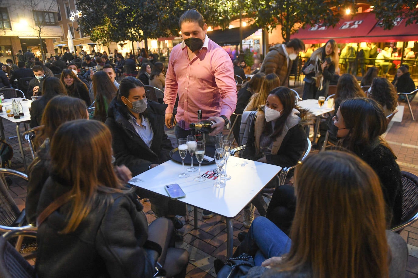 Ambiente de copas en la plaza de Martí y Monsó, en una imagen durante la pandemia. 