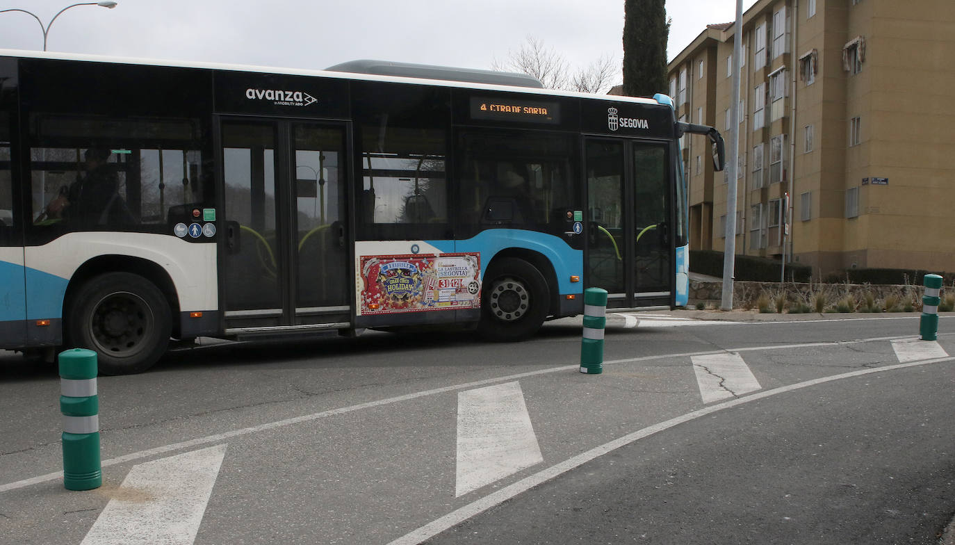 Bolardos en el carril bici de Nueva Segovia. 