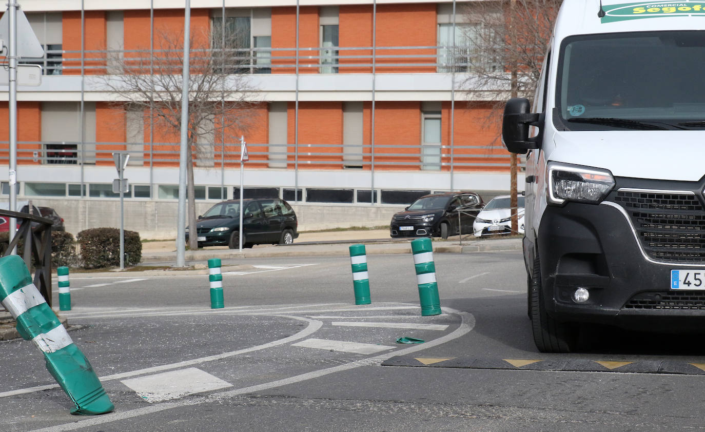 Bolardos en el carril bici de Nueva Segovia. 