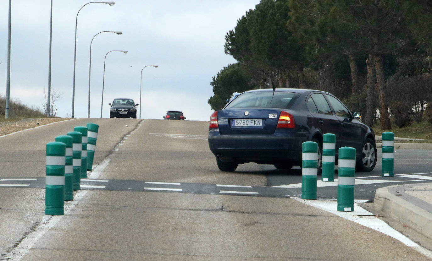 Bolardos en el carril bici de Nueva Segovia. 