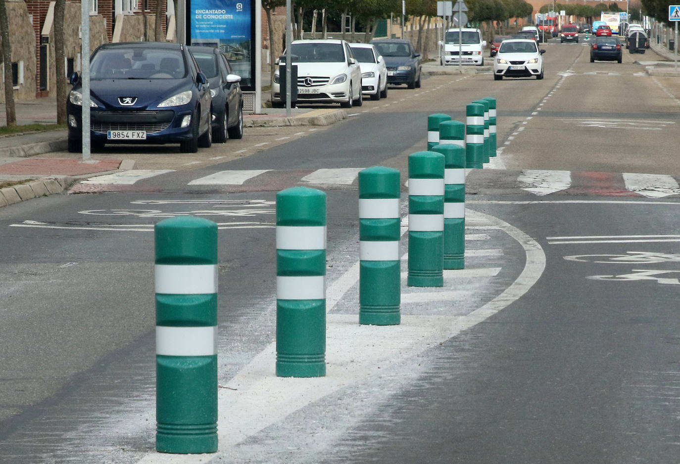Bolardos en el carril bici de Nueva Segovia. 