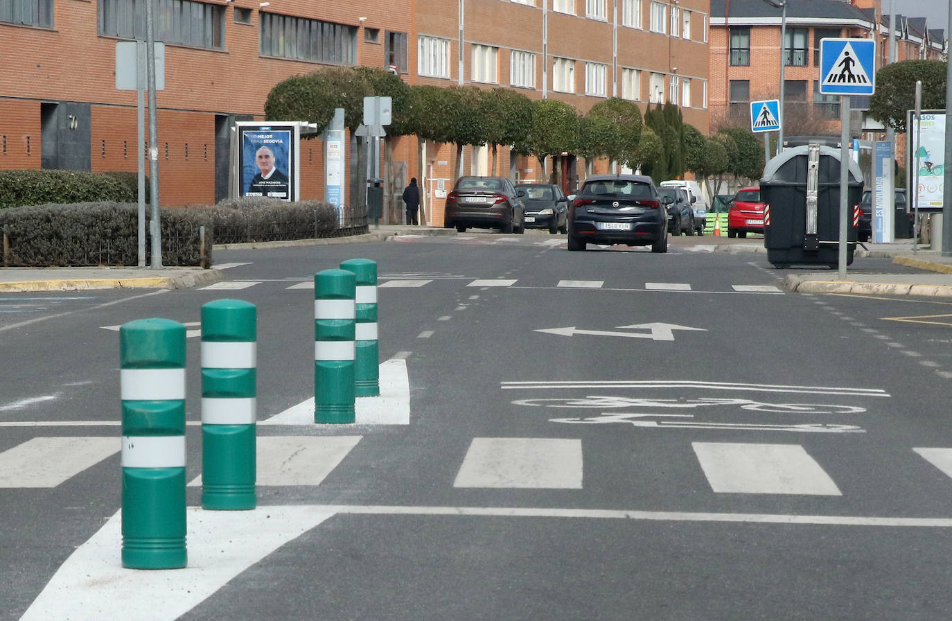 Bolardos en el carril bici de Nueva Segovia. 