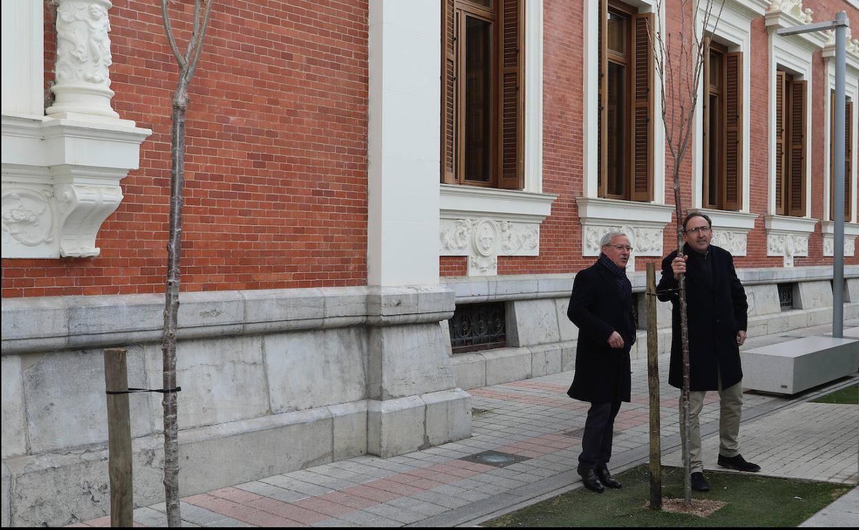 El teniente de alcalde y el concejal de Medio Ambiente, con uno de los nuevos árboles.