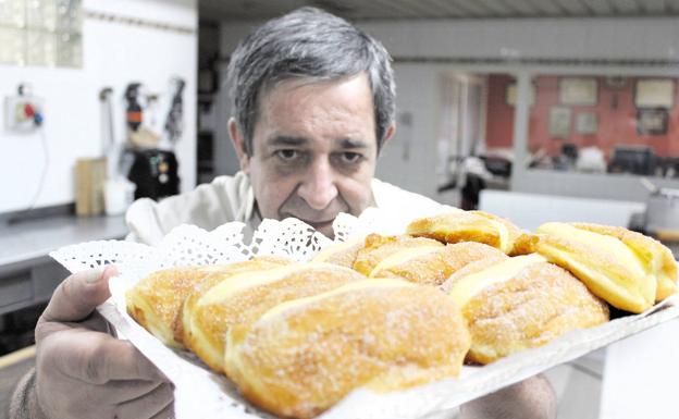 El pastelero Juan Polo posa con una remesa de abisinios.