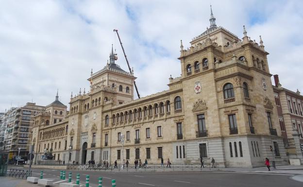 Labores de mantenimiento, desde una grúa, en la torre central de la Academia de Caballería. 