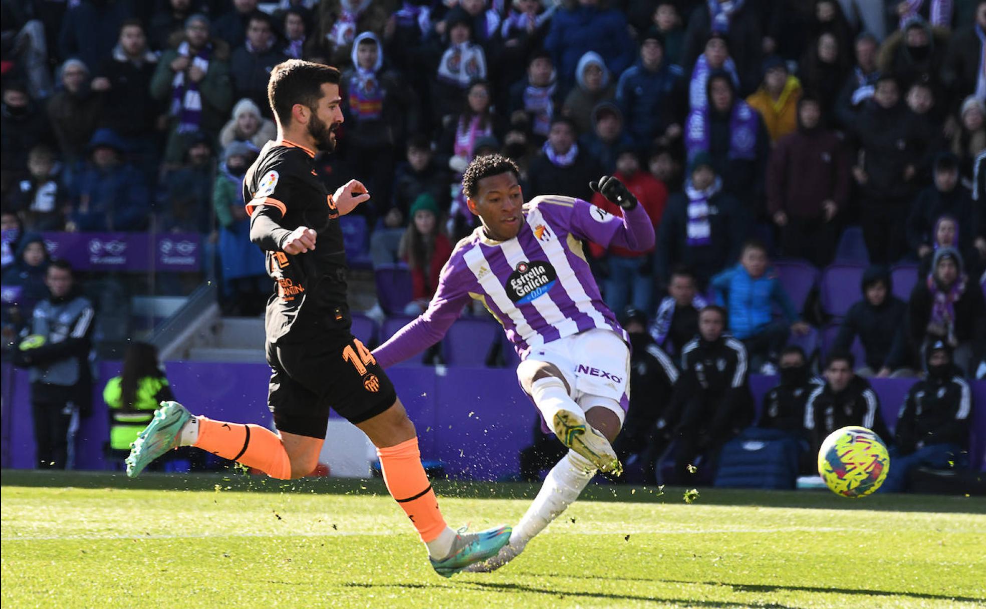 Gonzalo Plata chuta en presencia de Gayá durante el partido frente al Valencia en el José Zorrilla. 