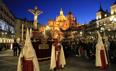 Los pasos lucen como nunca en una procesión del Viernes Santo con las calles abarrotadas de público