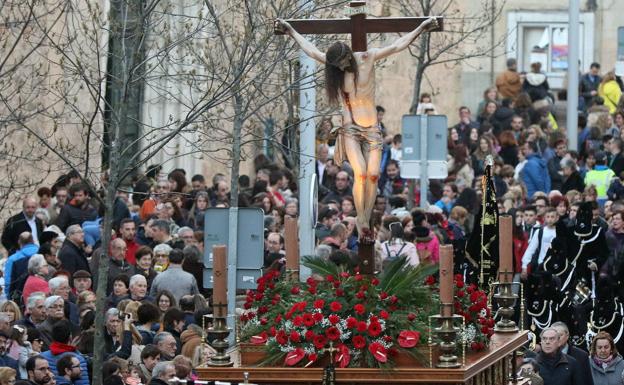 Imagen principal - Arriba, el Cristo de la Esperanza en la procesión de los Cinco Misterios en Santa Eulalia; abajo, escenificación del Cautivo, en San José, y a la derecha, La Oración en el Huerto de San Lorenzo. 