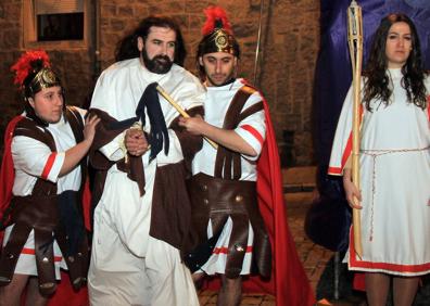 Imagen secundaria 1 - Arriba, el Cristo de la Esperanza en la procesión de los Cinco Misterios en Santa Eulalia; abajo, escenificación del Cautivo, en San José, y a la derecha, La Oración en el Huerto de San Lorenzo. 