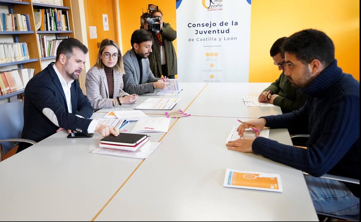 Luis Tudanca (izquierda), reunido este jueves con el Consejo de la Juventud de Castilla y León. 