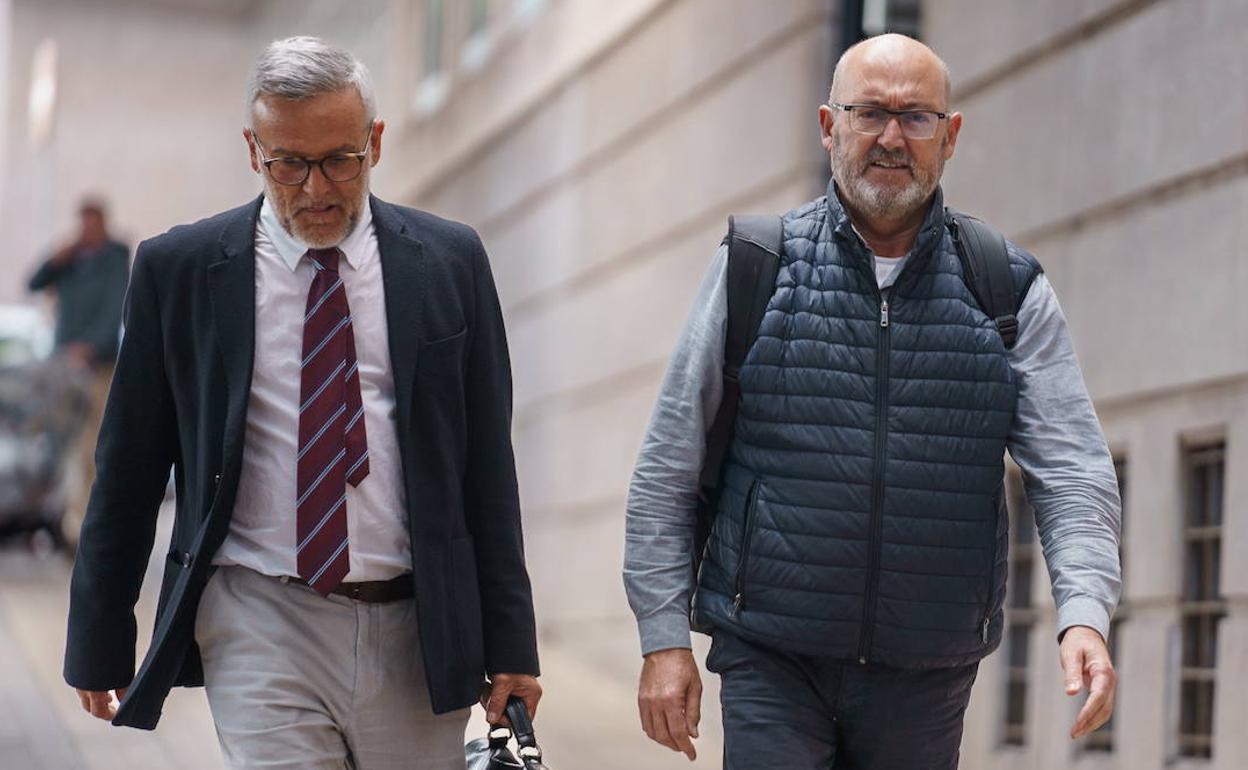 El exdiputado nacional del PSOE Juan Bernardo Fuentes, a la derecha, acompañado de su abogado. 