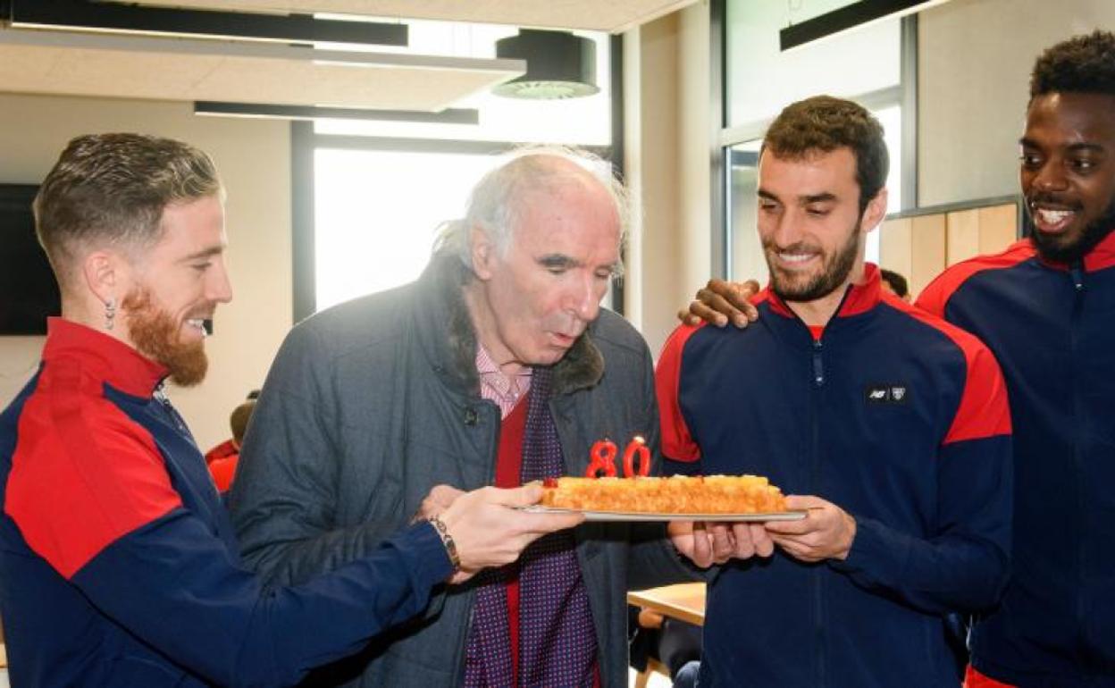 José Ángel Iribar celebra su octogésimo cumpleaños el pasado 1 de marzo junto a los jugadores del Athletic.