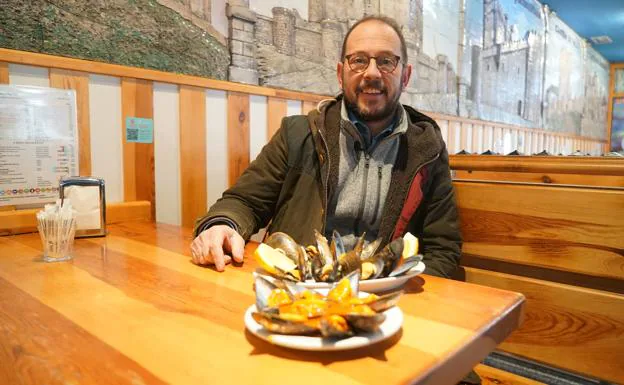 José González presenta dos de sus variedades de mejillón, al vapor y con salsa escocesa