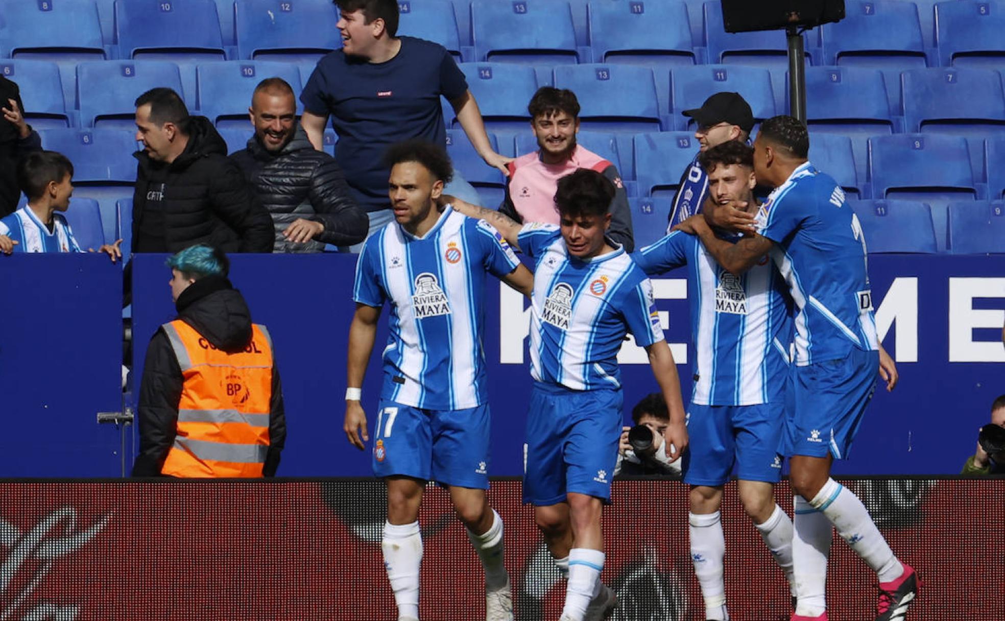 Jugadores del Espanyol celebran el segundo gol marcado por Braithwaite ante el Mallorca. 