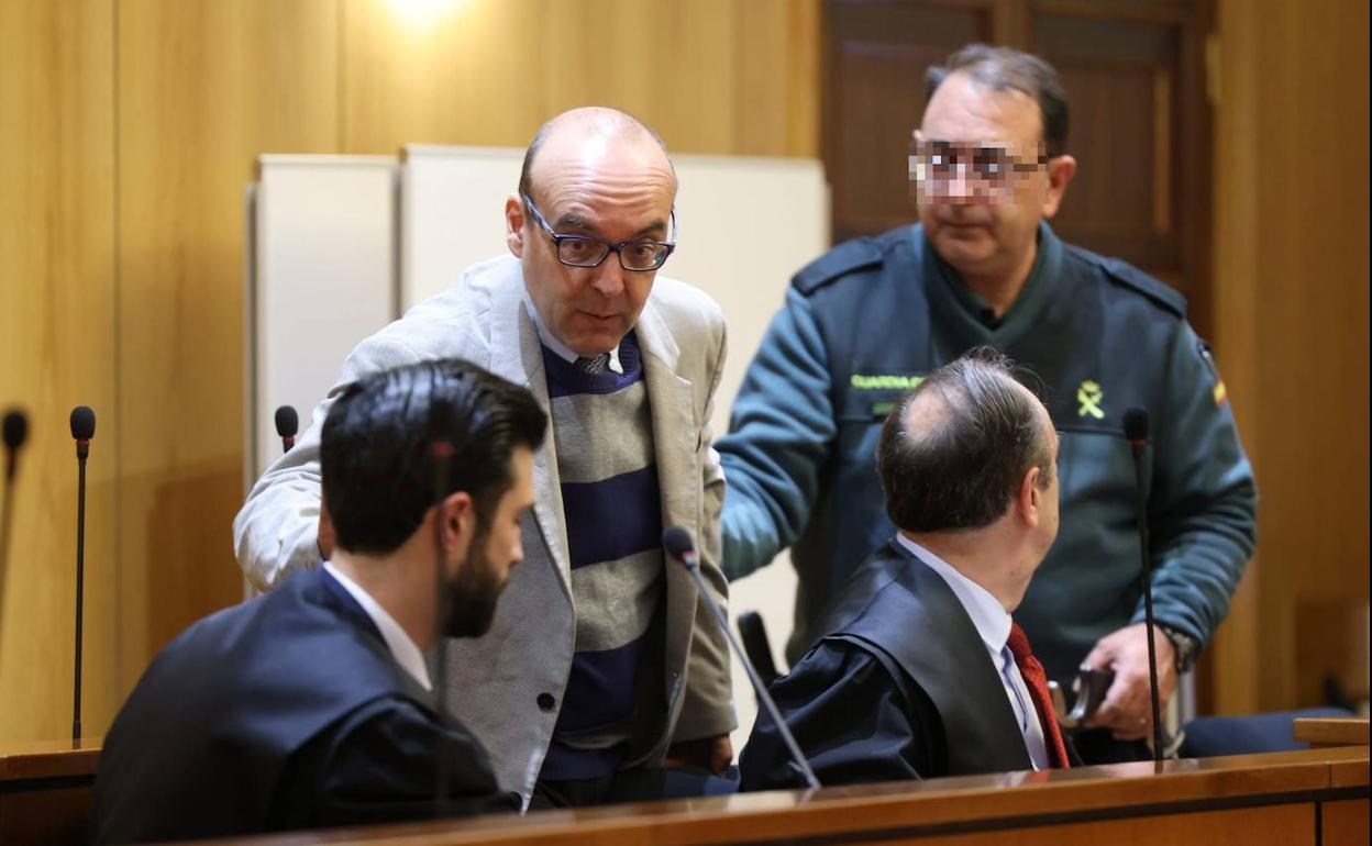 José Javier Castro Fernández, segundo por la izquierda en la sesión del juicio de este viernes.