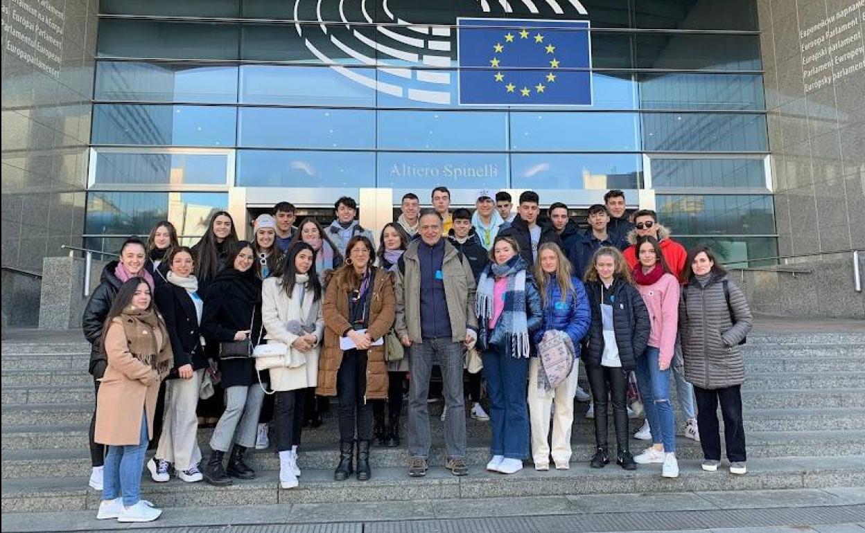 alumnos y profesores del IES Alfonso VI con la eurodiputada Soraya Rodríguez en la puerta del Parlamento Europeo.