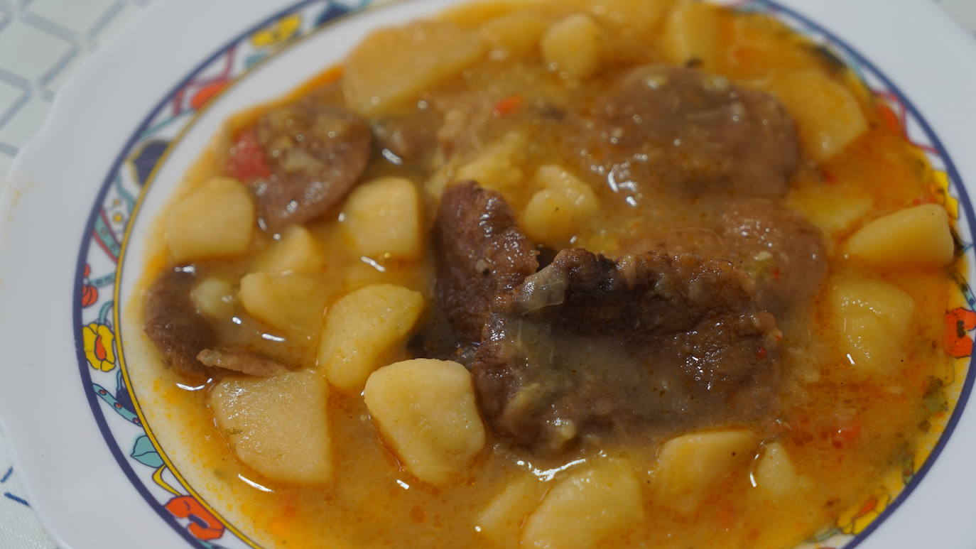 Este matrimonio mucenteño ha cocinado un exquisito plato de setas con patatas 