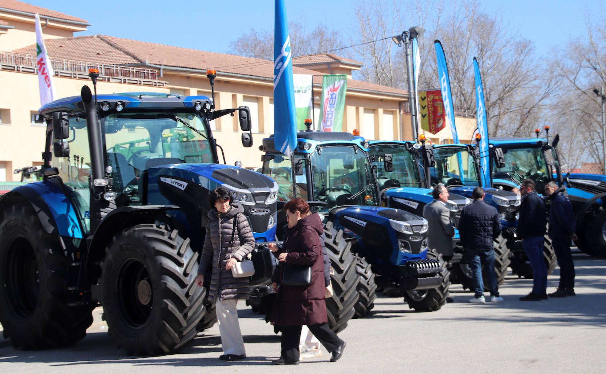 Visitantes en la zona donde están expuestos los tractores en la Feria del Ángel de Fuentepelayo. 