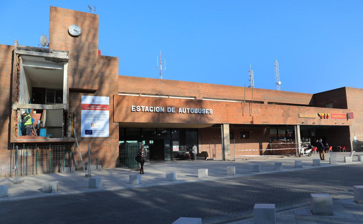 Fachada de la estación, en obras. 