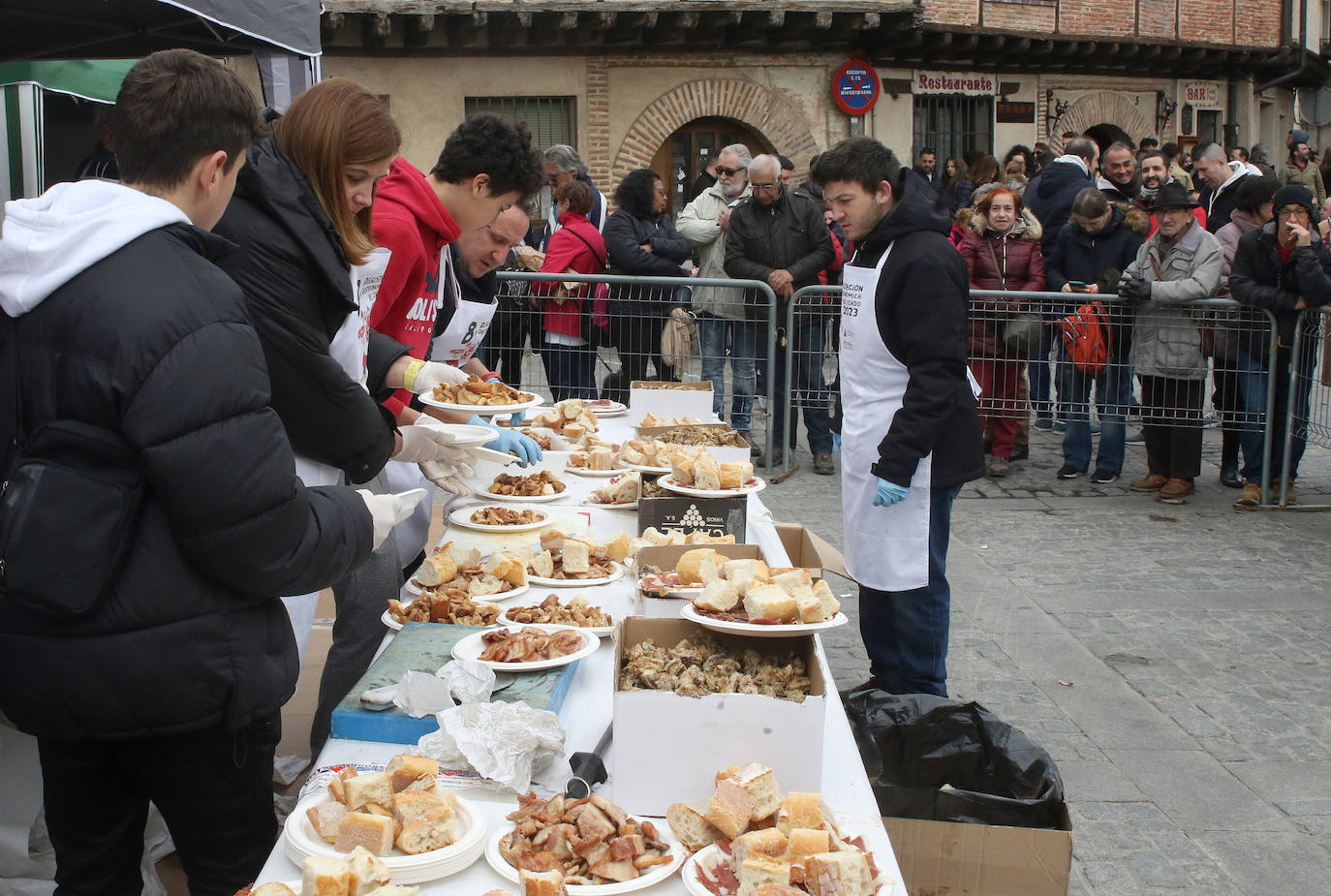 Degustación gastronómica del cerdo en San Lorenzo. 