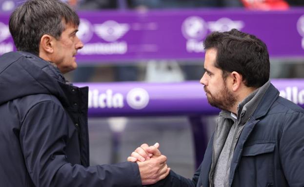 Pacheta (izquierda) saluda a Mario Miguel, jefe de prensa del Real Valladolid, antes del partido.