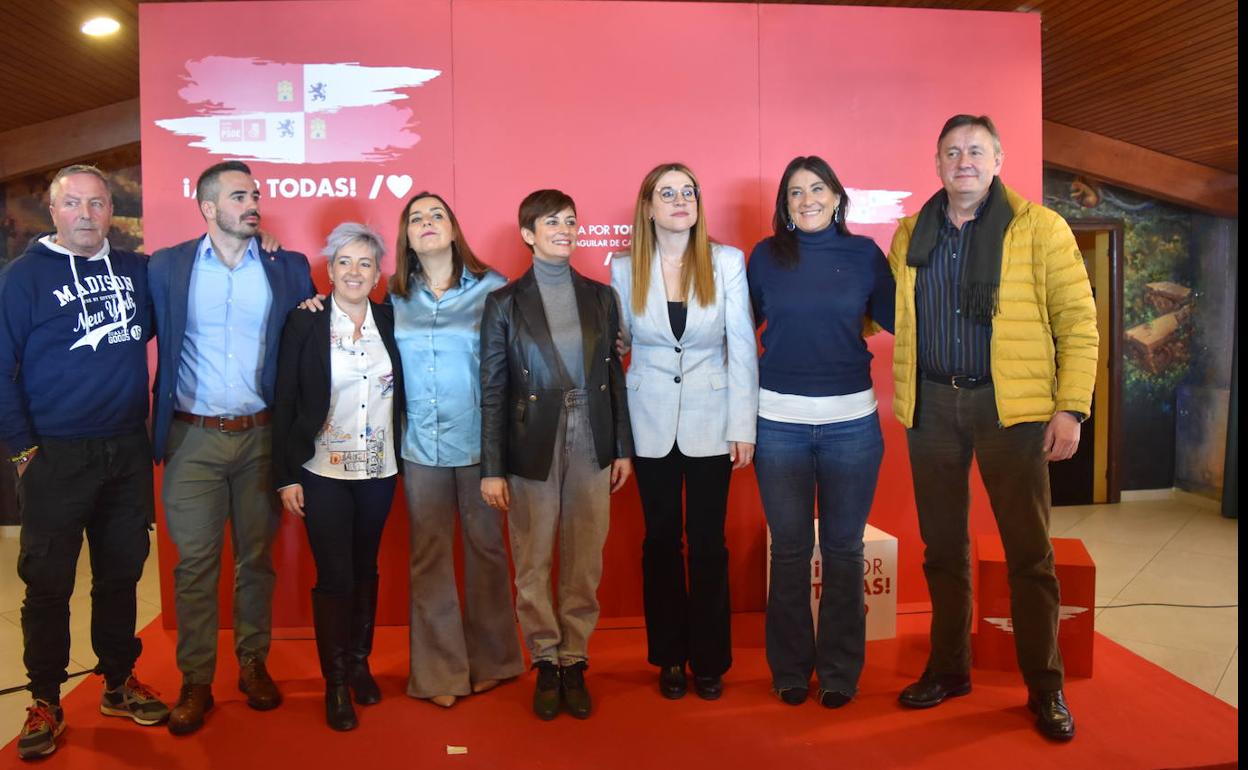 La ministra, con dirigentes del PSOE palentino, candidtos y alcaldes de la zona norte de la provincia.