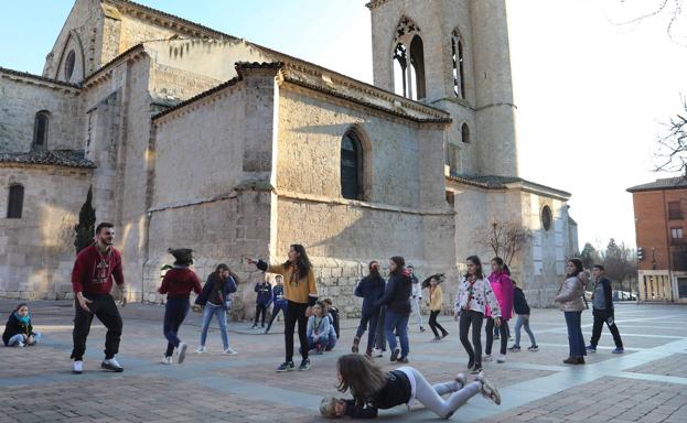 Un grupo de scout juega a la vaca sentada en San Miguel.