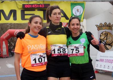 Imagen secundaria 1 - Arriba, los ganadores de la prueba masculina con Hugo Tardón en el centro; abajo, las vencedoras de la prueba femenina, con Bego Usabiaga en el centro, y a la derecha dos particoipantes llegan a meta cogidos de la mano. 