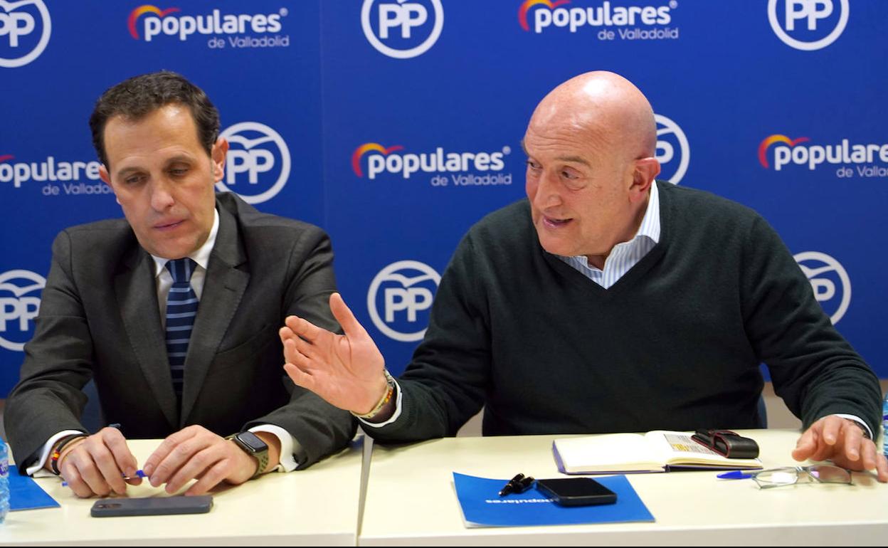 Conrado Íscar y jesús Julio Carnero, en la sede del PP de Valladolid.