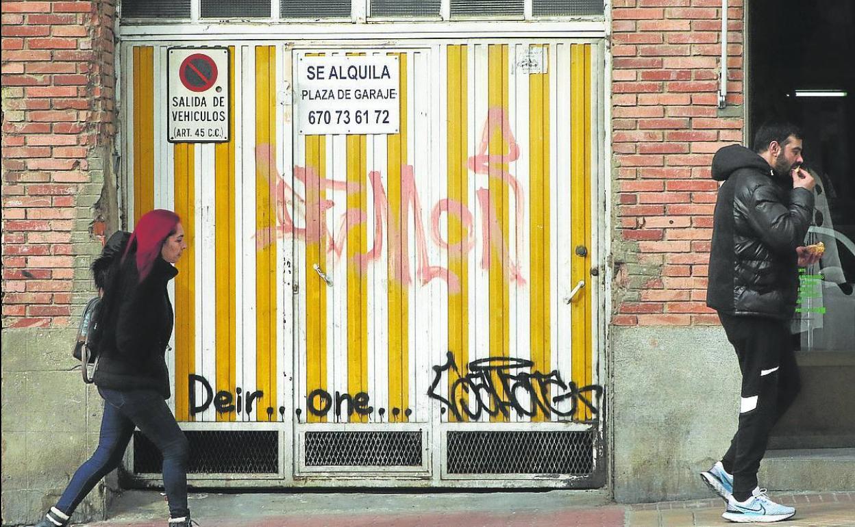 Cartel que anuncia el alquiler de una plaza de garaje en Segovia. 