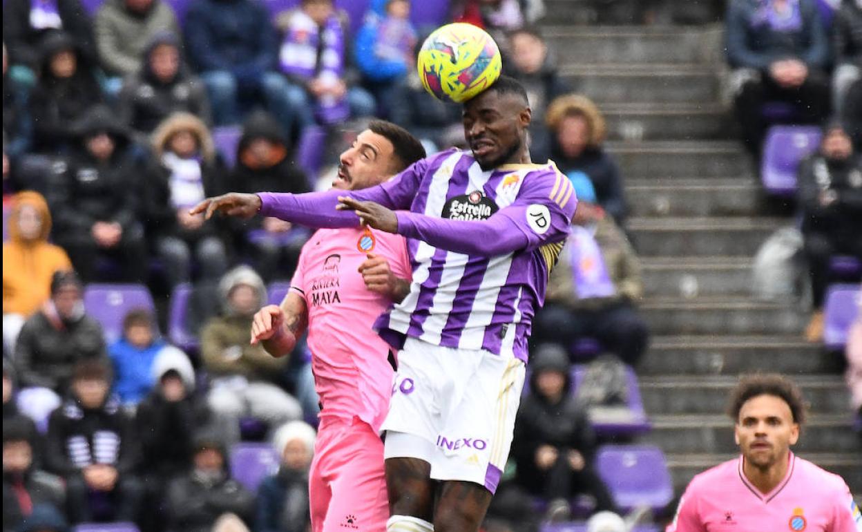 Hongla se anticipa en el salto a un jugador del Espanyol. 