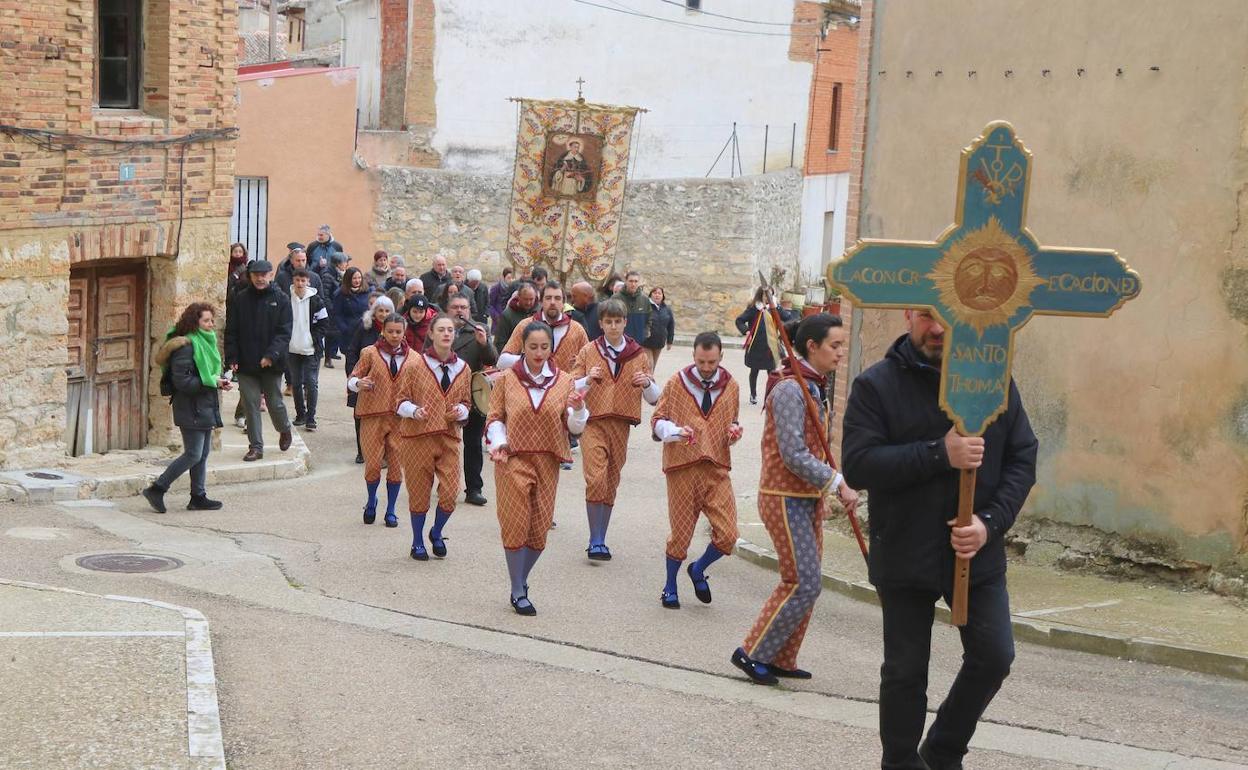 Procesión de danzantes en Villamediana.