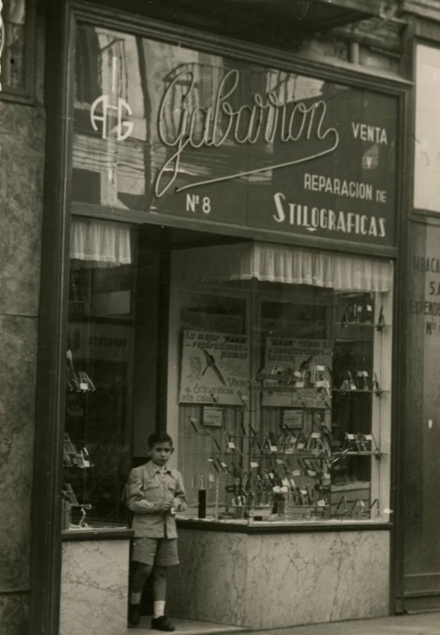 El artista Cristóbal Gabarrón en la puerta del comercio de su padre, Estilográficas Gabarrón, en 1951.