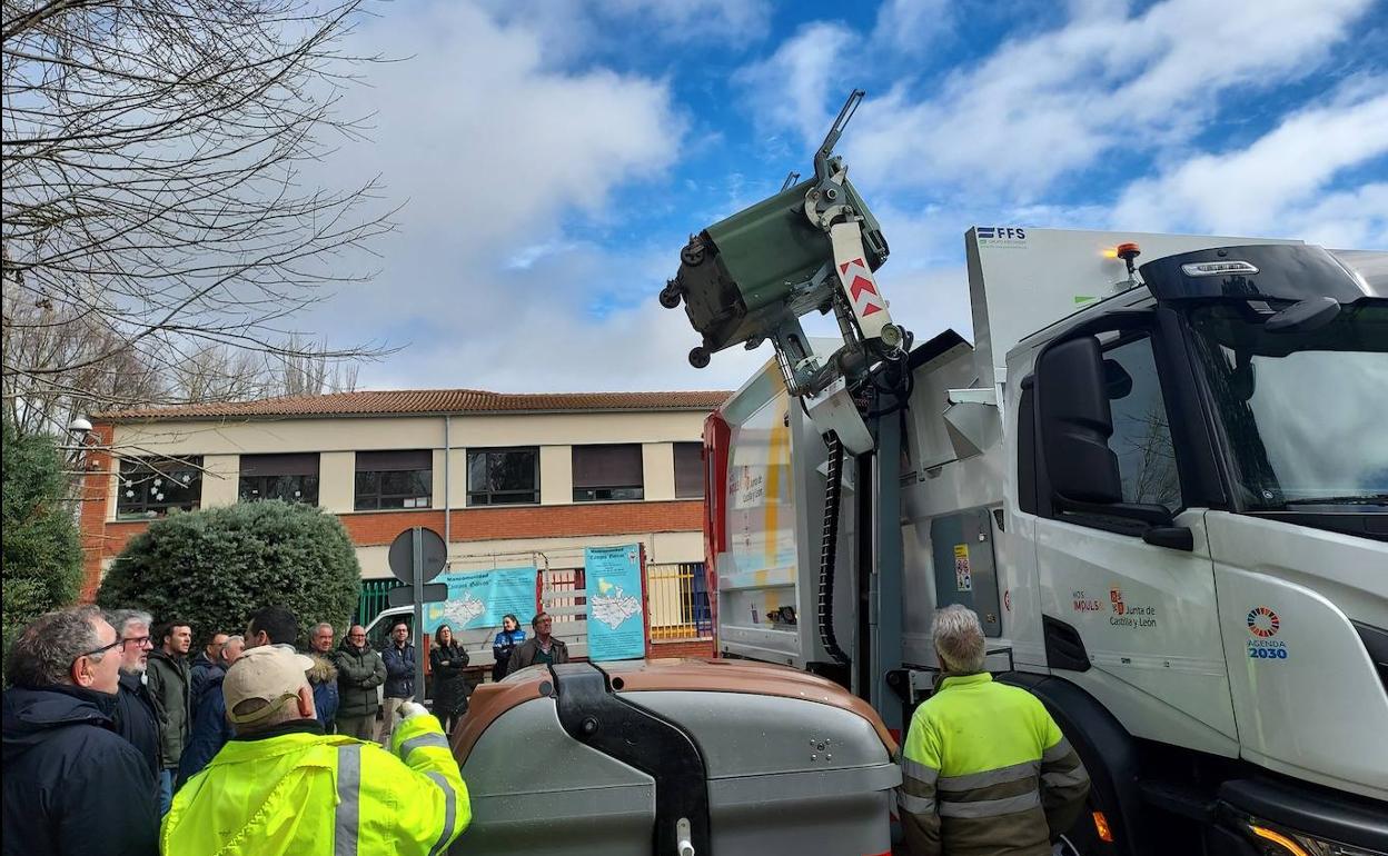 Presentación del nuevo camión de recogida de residuos, este lunes.