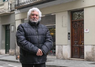 Imagen secundaria 1 - Arriba, Antonio Gabarrón Boluda, en la puerta de su negocio. Abajo, Cristóbal Gabarrón delante del portal de Cánovas del Castillo en cuyo interior estuvo Estilográficas Gabarrón y detalle del rótulo del comercio vallisoletano.