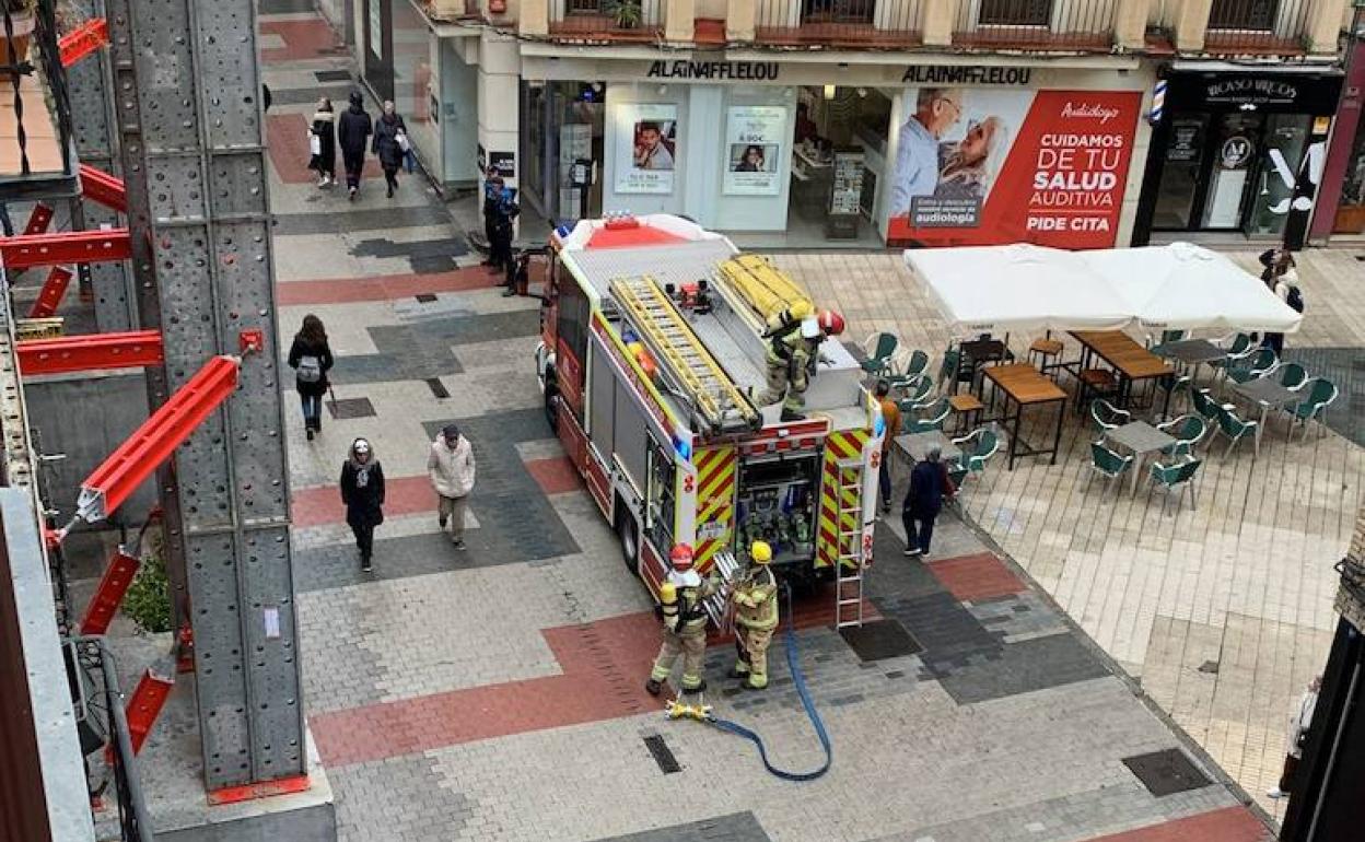 Los Bomberos, en la calle Mantería este lunes por la mañana.