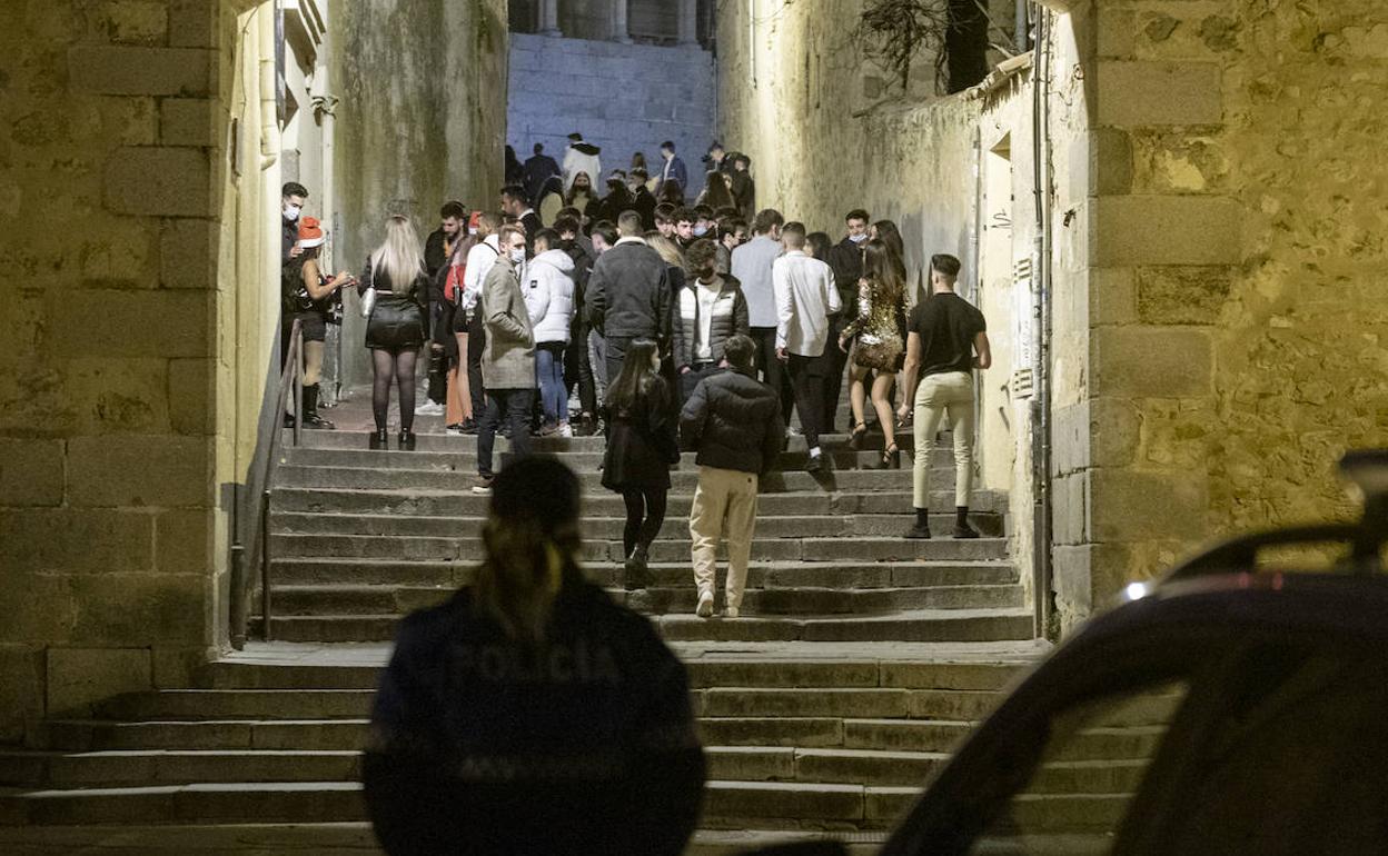 Grupos de jóvenes en una zona de ocio nocturno de Segovia. 