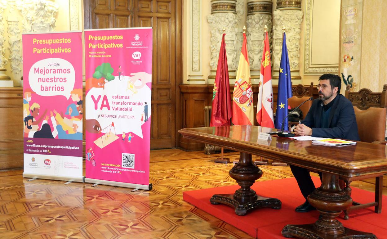 El concejal de Participación Ciudadana, Alberto Bustos, durante la rueda de prensa de presentación.